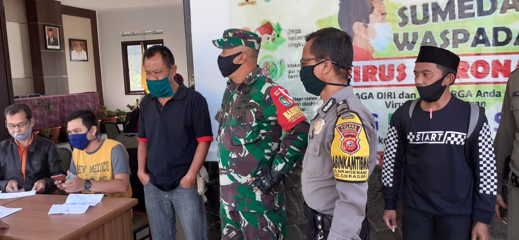 Bhabinkamtibmas Desa Nangerang Monitoring Pembagian BST dari Kemensos Tahap II 